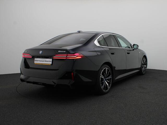BMW 5-SERIE Sedan 550e xDrive M Sportpakket | Adaptief Onderstel Professional | Driving Assistant | Harman Kardon | 20''