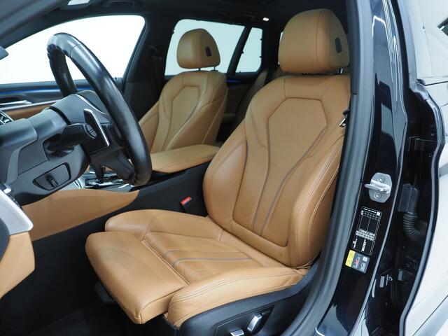 BMW 5-SERIE Touring 530e M Sport Shadow | Panoramadak | Trekhaak | Head Up | Camera | Keyless | Adaptive | Carplay