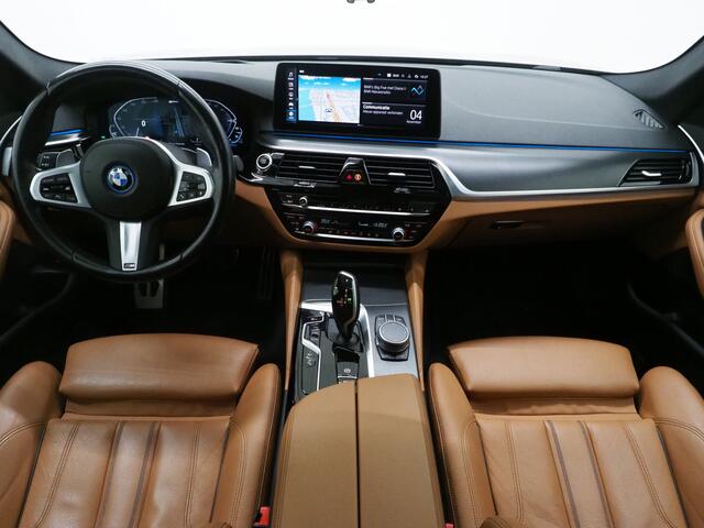 BMW 5-SERIE Touring 530e M Sport Shadow | Panoramadak | Trekhaak | Head Up | Camera | Keyless | Adaptive | Carplay