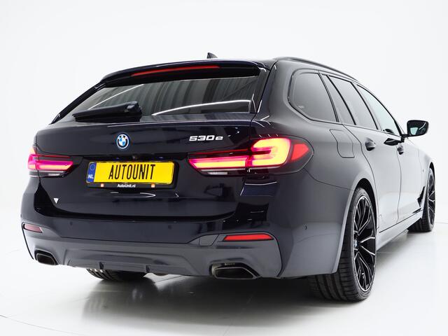 BMW 5-SERIE Touring 530e M Sport Shadow | Panoramadak | Trekhaak | Head Up | Camera | Keyless | Adaptive | Carplay