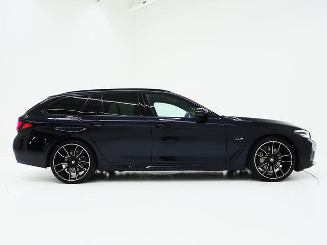 BMW 5-SERIE Touring 530e M Sport Shadow | Panoramadak | Trekhaak | Head Up | Camera | Keyless | Adaptive | Carplay