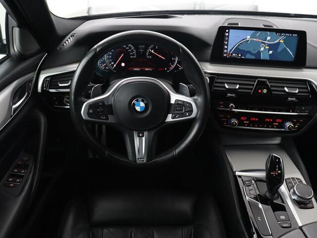 BMW 5-SERIE 530i High Executive | M Sport | Schuifdak | Head-Up | Harman/Kardon | Leder | Carplay | Stoelverwarming | Camera | Full LED | Stuurverwarming | 20 '' | Navigatie | Sfeerverlichting