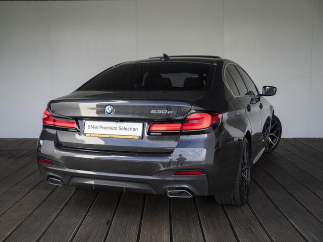 BMW 5-SERIE Sedan 530e | High Executive | M Sportpakket | Harman Kardon | Verwarmd Stuurwiel | Comfort Access | Schuif-/kanteldak | Stoelverwarming | Laserlight | 19''
