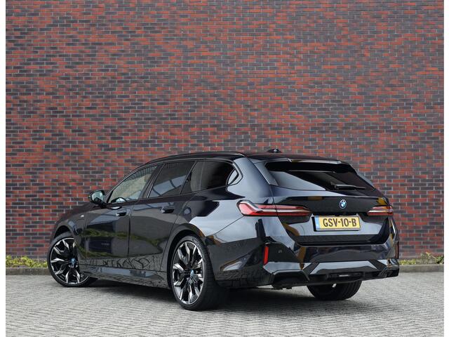 BMW 5-SERIE Touring 530e | Pano - Trekhaak - B&W