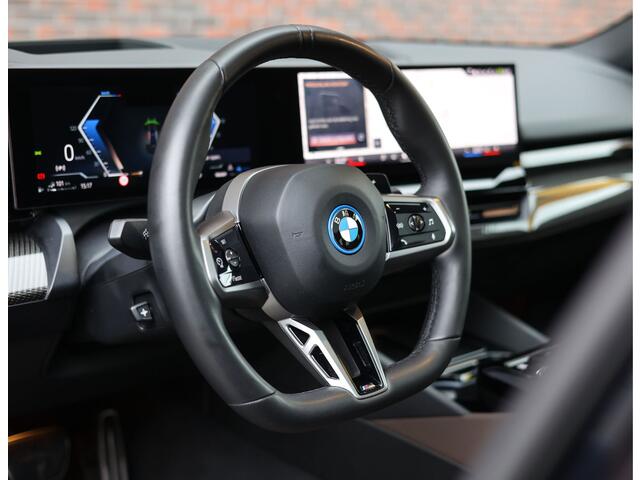 BMW 5-SERIE Touring 530e | Pano - Trekhaak - B&W