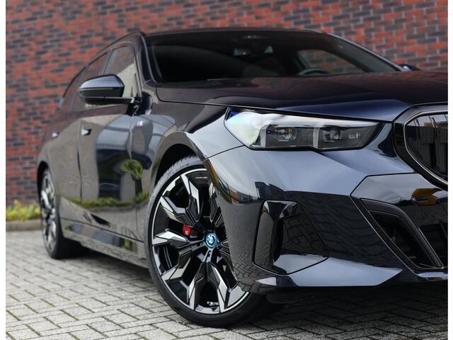 BMW 5-SERIE Touring 530e | Pano - Trekhaak - B&W