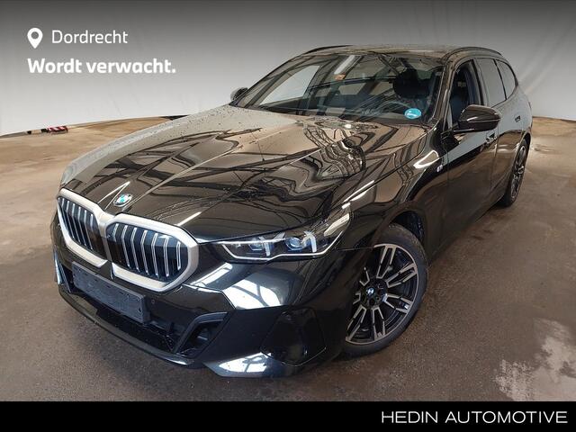 BMW 5-SERIE Touring 520i M-Sport | Harman Kardon | Driving Assistant Plus | Standkachel | Trekhaak