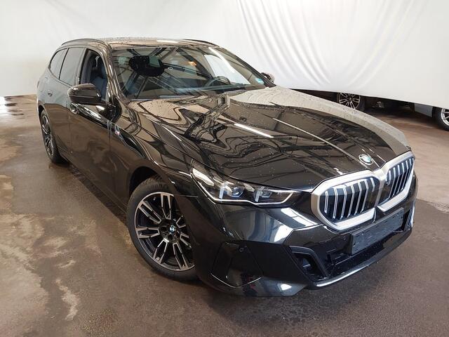 BMW 5-SERIE Touring 520i M-Sport | Harman Kardon | Driving Assistant Plus | Standkachel | Trekhaak