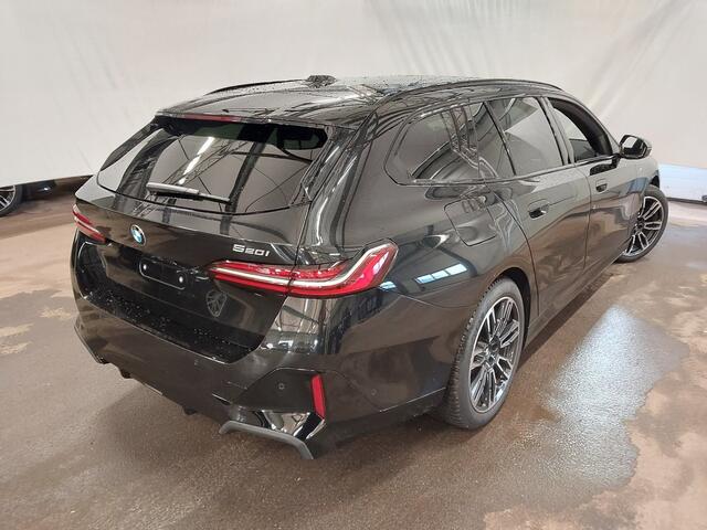 BMW 5-SERIE Touring 520i M-Sport | Harman Kardon | Driving Assistant Plus | Standkachel | Trekhaak