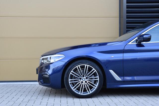 BMW 5-SERIE 520i High Executive * ComfortStoelen * Harman/Kardon * M-Sportpakket * Schuifdak * Trekhaak *