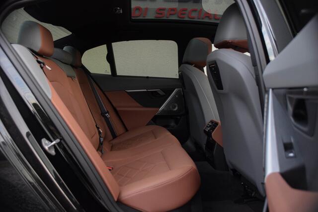 BMW 5-SERIE 550e xDrive M-Sport Pro/ Panoramadak/ Bouwers & Wilkins/ 4-wiel sturing/ 360kW