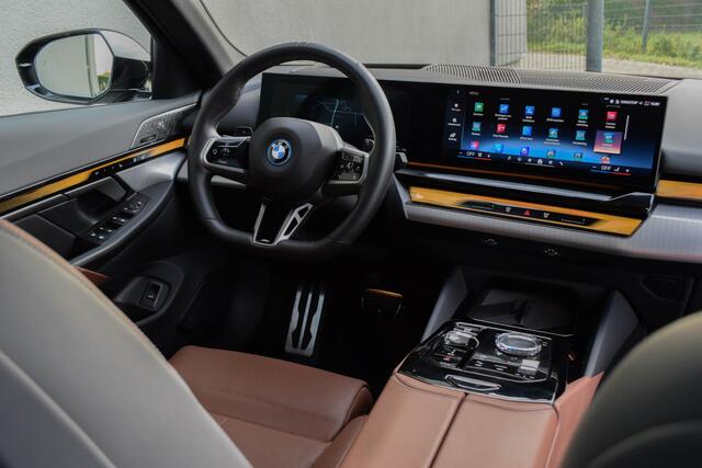 BMW 5-SERIE 550e xDrive M-Sport Pro/ Panoramadak/ Bouwers & Wilkins/ 4-wiel sturing/ 360kW