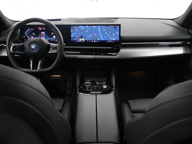 BMW 5-SERIE 530e M Sport Edition | M-Sport | Adaptieve LED verlichting | Driving Assistant Professional | Harman/Kardon | Shadow Line | Comfort Pakket | Panoramadak | HUD | Stoelverwarming/Koeling |