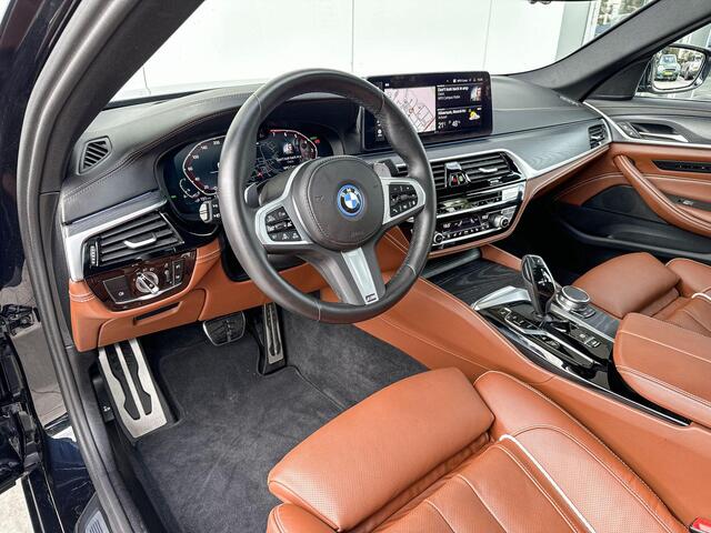 BMW 5-SERIE Sedan 545e xDrive M-Sport Co-Pilot Pack / Schuif- Kanteldak / Comfort Acces / Volledig Individuaal Interieur / Zonneschermen achter / Head Up Display / 4 zone Airco