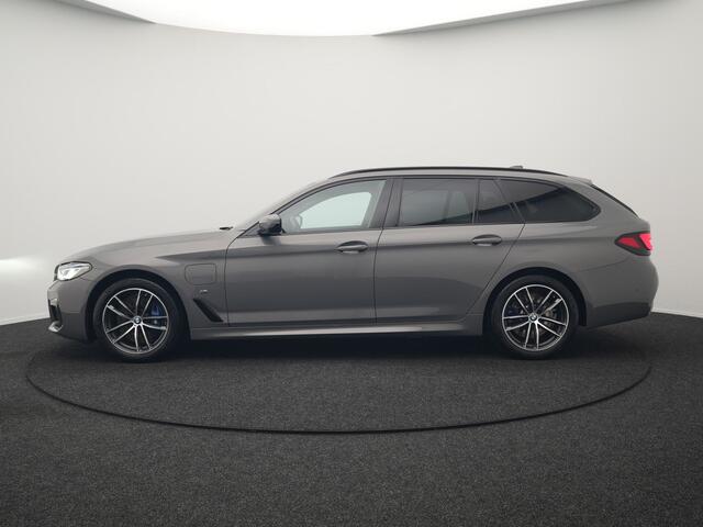 BMW 5-SERIE Touring 530e M Sport Plug In Hybrid 293pk Dealer O.H. PHEV | Trekhaak Af Fabriek | Adaptive Cruise | Laser LED | Camera | Lederen Sportstoelen Verwarmd | Sfeerverlichting | Apple Carplay | Keyless | Blis | Virtual | Navigatie | DAB |