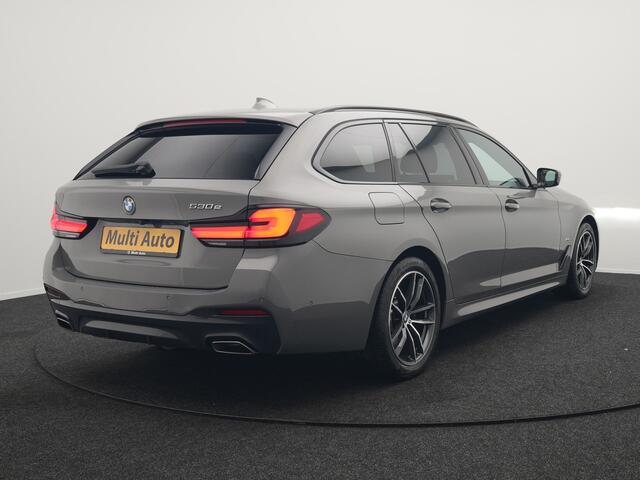 BMW 5-SERIE Touring 530e M Sport Plug In Hybrid 293pk Dealer O.H. PHEV | Trekhaak Af Fabriek | Adaptive Cruise | Laser LED | Camera | Lederen Sportstoelen Verwarmd | Sfeerverlichting | Apple Carplay | Keyless | Blis | Virtual | Navigatie | DAB |