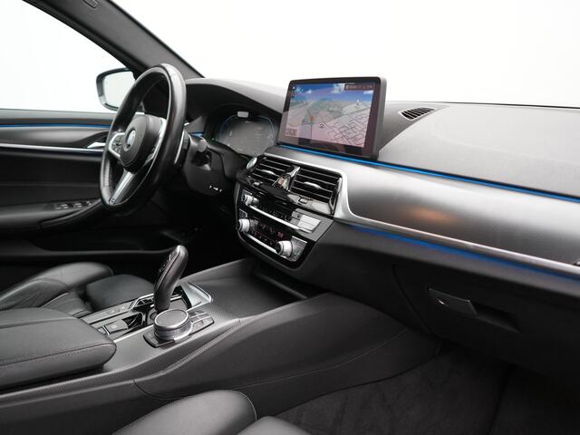 BMW 5-SERIE Touring 530e M Sport Plug In Hybrid 293pk Dealer O.H. PHEV | Trekhaak Af Fabriek | Adaptive Cruise | Laser LED | Camera | Lederen Sportstoelen Verwarmd | Sfeerverlichting | Apple Carplay | Keyless | Blis | Virtual | Navigatie | DAB |