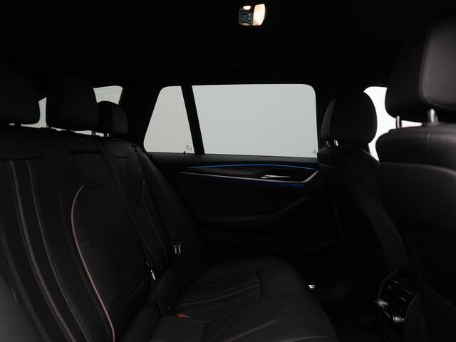BMW 5-SERIE Touring 530e M Sport Plug In Hybrid 293pk Dealer O.H. PHEV | Trekhaak Af Fabriek | Adaptive Cruise | Laser LED | Camera | Lederen Sportstoelen Verwarmd | Sfeerverlichting | Apple Carplay | Keyless | Blis | Virtual | Navigatie | DAB |