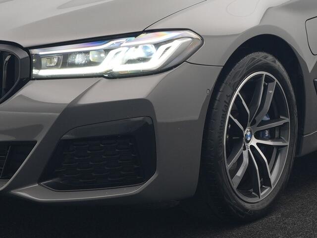 BMW 5-SERIE Touring 530e M Sport Plug In Hybrid 293pk Dealer O.H. PHEV | Trekhaak Af Fabriek | Adaptive Cruise | Laser LED | Camera | Lederen Sportstoelen Verwarmd | Sfeerverlichting | Apple Carplay | Keyless | Blis | Virtual | Navigatie | DAB |