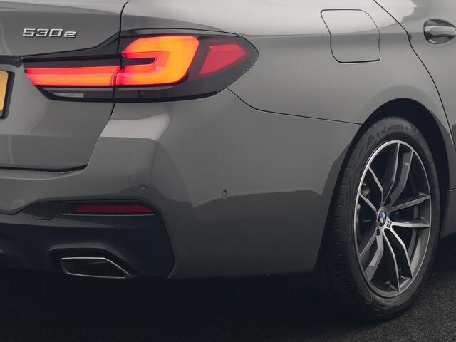 BMW 5-SERIE Touring 530e M Sport Plug In Hybrid 293pk Dealer O.H. PHEV | Trekhaak Af Fabriek | Adaptive Cruise | Laser LED | Camera | Lederen Sportstoelen Verwarmd | Sfeerverlichting | Apple Carplay | Keyless | Blis | Virtual | Navigatie | DAB |