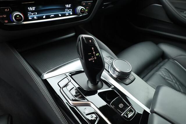 BMW 5-SERIE Touring 530e xDrive M Sport | HUD | Laser | Harman Kardon | Elek. Trekhaak | Adapt. Cruise | Leder