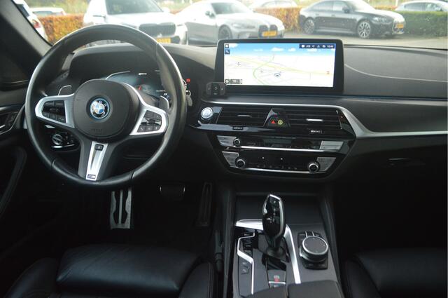 BMW 5-SERIE Touring 530e High Executive M Sport Automaat / Panoramadak / Trekhaak / Laserlight / Achteruitrijcamera / Head-Up / Comfort Access / Stuurverwarming