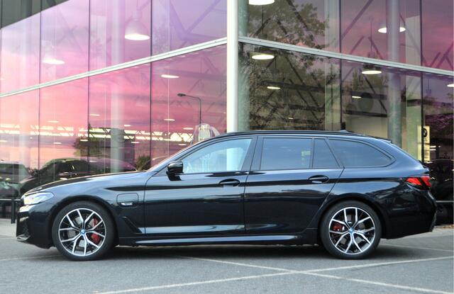 BMW 5-SERIE Touring 530e High Executive M Sport Automaat / Panoramadak / Trekhaak / Laserlight / Achteruitrijcamera / Head-Up / Comfort Access / Stuurverwarming