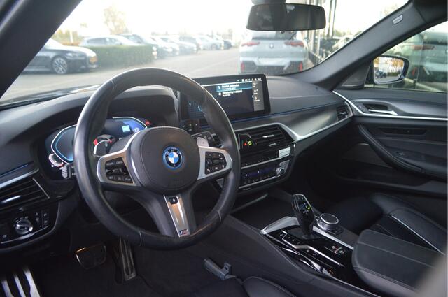 BMW 5-SERIE Touring 530e High Executive M Sport Automaat / Panoramadak / Trekhaak / Laserlight / Achteruitrijcamera / Head-Up / Comfort Access / Stuurverwarming