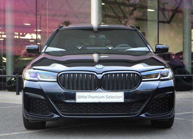 BMW 5-SERIE Touring 530e High Executive M Sport Automaat / Panoramadak / Trekhaak / Laserlight / Achteruitrijcamera / Head-Up / Comfort Access / Stuurverwarming