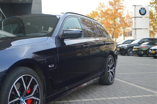 BMW 5-SERIE Touring 530e High Executive M Sport Automaat / Panoramadak / Trekhaak / Laserlight / Achteruitrijcamera / Head-Up / Comfort Access / Stuurverwarming