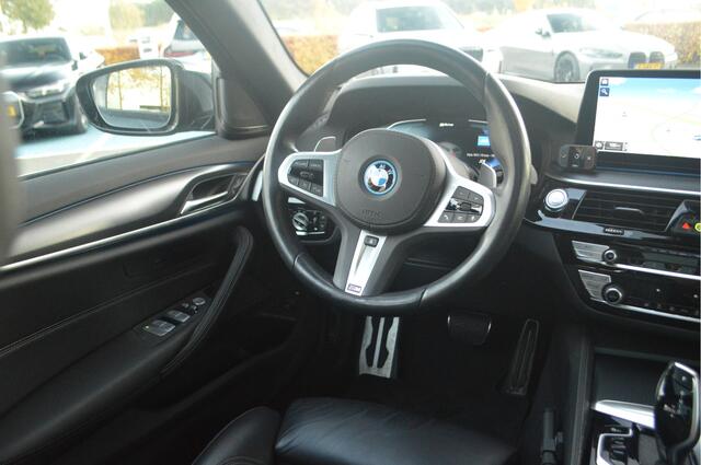 BMW 5-SERIE Touring 530e High Executive M Sport Automaat / Panoramadak / Trekhaak / Laserlight / Achteruitrijcamera / Head-Up / Comfort Access / Stuurverwarming