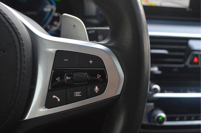 BMW 5-SERIE Touring 530e High Executive M Sport Automaat / Panoramadak / Trekhaak / Laserlight / Achteruitrijcamera / Head-Up / Comfort Access / Stuurverwarming