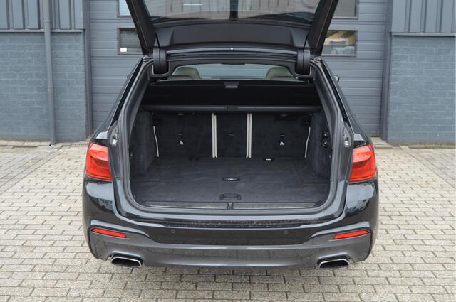 BMW 5-SERIE Touring 520i High Executive | M-PAKKET | PANO | CAMERA |