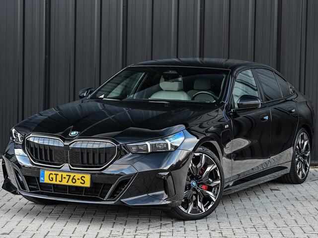 BMW 5-SERIE 550e XDRIVE M-SPORT PRO | SHADOW LINE | PANORAMADAK | NL-AUTO | ICONIC GRILL | COMFORT ACCESS | BOWERS & WILKINS | COMFORT SEATS | MEMORY SEATS | CARBON INTERIEUR | AMBIANCE VERLICHTING | ACHTERBANK VERWARMD | STOELVERWARMING EN -VENTILATIE | ACTIVE CRUI