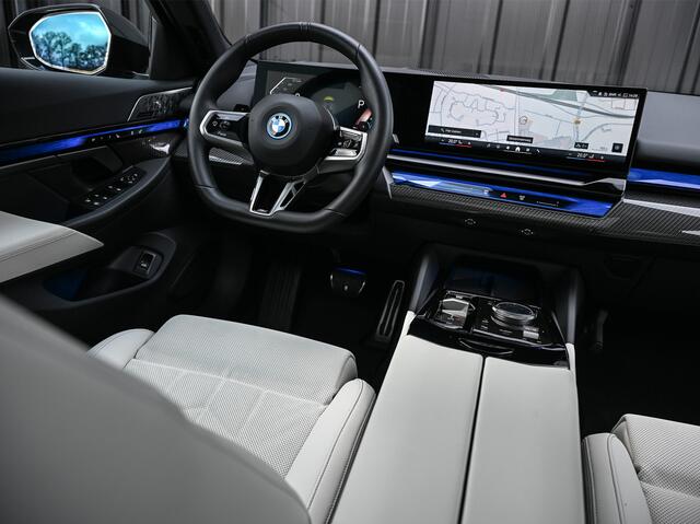 BMW 5-SERIE 550e XDRIVE M-SPORT PRO | SHADOW LINE | PANORAMADAK | NL-AUTO | ICONIC GRILL | COMFORT ACCESS | BOWERS & WILKINS | COMFORT SEATS | MEMORY SEATS | CARBON INTERIEUR | AMBIANCE VERLICHTING | ACHTERBANK VERWARMD | STOELVERWARMING EN -VENTILATIE | ACTIVE CRUI