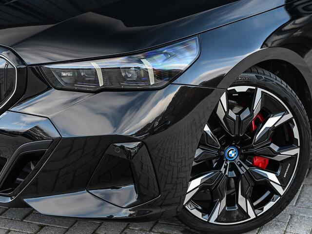 BMW 5-SERIE 550e XDRIVE M-SPORT PRO | SHADOW LINE | PANORAMADAK | NL-AUTO | ICONIC GRILL | COMFORT ACCESS | BOWERS & WILKINS | COMFORT SEATS | MEMORY SEATS | CARBON INTERIEUR | AMBIANCE VERLICHTING | ACHTERBANK VERWARMD | STOELVERWARMING EN -VENTILATIE | ACTIVE CRUI