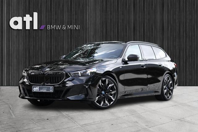 BMW 5-SERIE Touring 540d xDrive M-sport | Pano | HUD | Bowers & Wilkins | Keyless | 21" | Iconic Glow | 360 | Standkachel | Adap Cruise | Veganza Zwart interieur | etc.