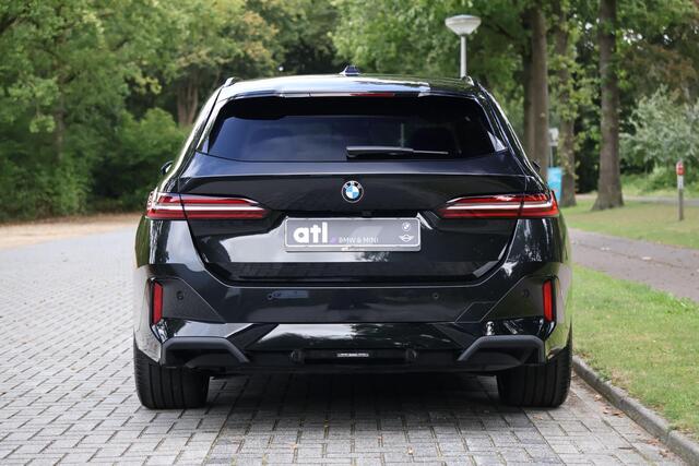 BMW 5-SERIE Touring 540d xDrive M-sport | Pano | HUD | Bowers & Wilkins | Keyless | 21" | Iconic Glow | 360 | Standkachel | Adap Cruise | Veganza Zwart interieur | etc.