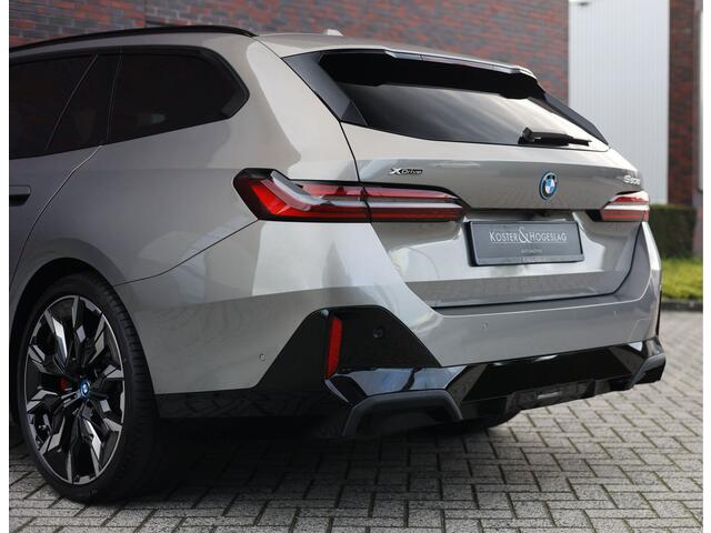 BMW 5-SERIE Touring 550e xDrive | Sportstoel - Pano - Trekhaak - Bow&Wil