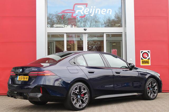BMW 5-SERIE 550e 490PK xDRIVE | ICONIC GLOW GRILL | PANORAMA DAK | MEESTURENDE ACHTERAS | STUUR VERWARMING | M SPORT PAKKET PRO | 20" LICHTMETALEN VELGEN | ZONNESCHERM ACHTERRUIT ELEKTRISCH | INTERIEURLIJSTEN M DONKERZILVER/CARBON FIBER | BOWERS & WILKINS AUDIO SYSTE