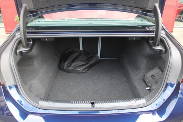 BMW 5-SERIE 550e 490PK xDRIVE | ICONIC GLOW GRILL | PANORAMA DAK | MEESTURENDE ACHTERAS | STUUR VERWARMING | M SPORT PAKKET PRO | 20" LICHTMETALEN VELGEN | ZONNESCHERM ACHTERRUIT ELEKTRISCH | INTERIEURLIJSTEN M DONKERZILVER/CARBON FIBER | BOWERS & WILKINS AUDIO SYSTE