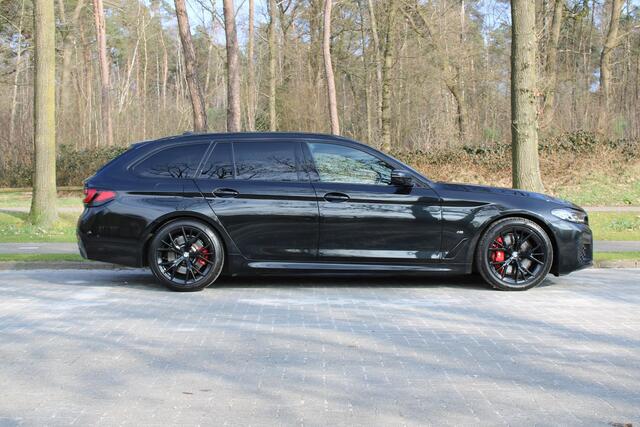 BMW 5-SERIE Touring 540i xDrive Touring M Sportpakket, Panoramadak, M leerstuurwiel, 4-zone, DAB, Grootlicht assistent, BMW Live Cockpit Professional, Adaptieve LED-koplamp, ect.