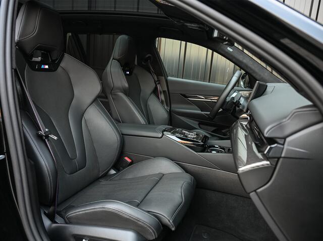 BMW 5-SERIE Touring 550e XDRIVE | M-SPORT PRO | SHADOW LINE | M-SPORT SEATS | ALCANTARA HEMEL | CARBON PACKAGE | PANORAMADAK | ICONIC GRILL | ACHTERBANK VERWARMD | BOWERS&WILKINS | ACTIVE CRUISE | HEAD-UP | STUURVERWARMING | COMFORT ACCESS