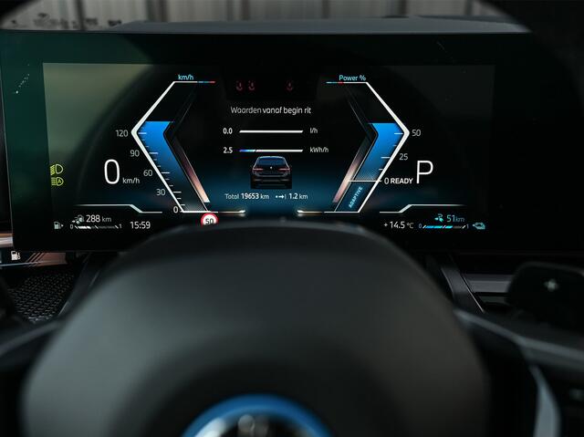 BMW 5-SERIE Touring 550e XDRIVE | M-SPORT PRO | SHADOW LINE | M-SPORT SEATS | ALCANTARA HEMEL | CARBON PACKAGE | PANORAMADAK | ICONIC GRILL | ACHTERBANK VERWARMD | BOWERS&WILKINS | ACTIVE CRUISE | HEAD-UP | STUURVERWARMING | COMFORT ACCESS