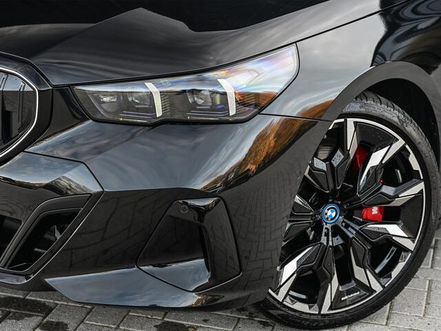 BMW 5-SERIE Touring 550e XDRIVE | M-SPORT PRO | SHADOW LINE | M-SPORT SEATS | ALCANTARA HEMEL | CARBON PACKAGE | PANORAMADAK | ICONIC GRILL | ACHTERBANK VERWARMD | BOWERS&WILKINS | ACTIVE CRUISE | HEAD-UP | STUURVERWARMING | COMFORT ACCESS