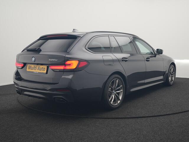 BMW 5-SERIE Touring 520e M Sport Plug In Hybrid 204pk Dealer O.H PHEV | Trekhaak af Fabriek | Adaptive Cruise | Alcantara Sportstoelen Verwarmd | Camera | Navi Pro | Sfeerverlichting | Apple Carplay |