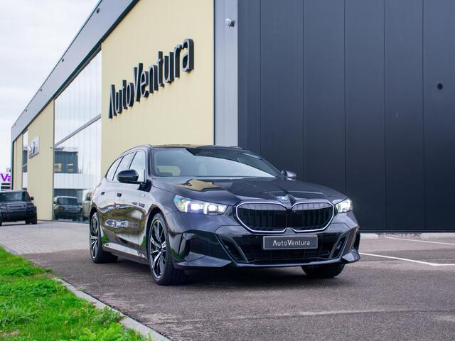 BMW 5-SERIE Touring 530e l Trekhaak l M-sport l Schuif-/kantel pano dak l Adaptive LED l Head-Up l 360 Camera l Stoelventilatie
