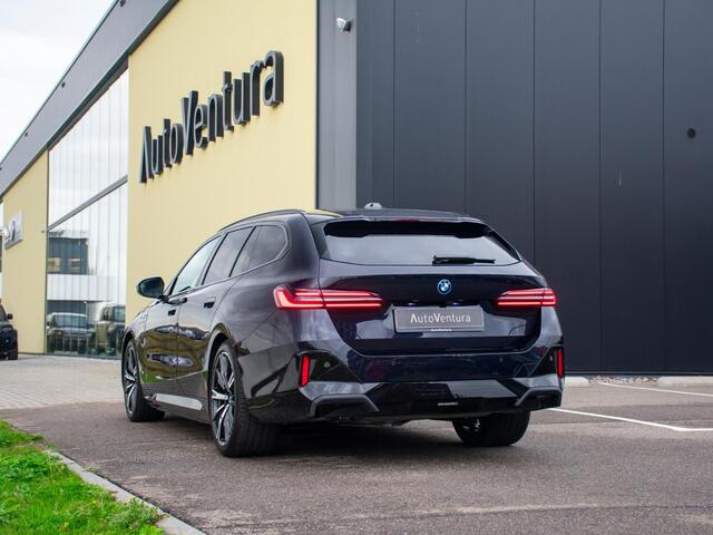 BMW 5-SERIE Touring 530e l Trekhaak l M-sport l Schuif-/kantel pano dak l Adaptive LED l Head-Up l 360 Camera l Stoelventilatie