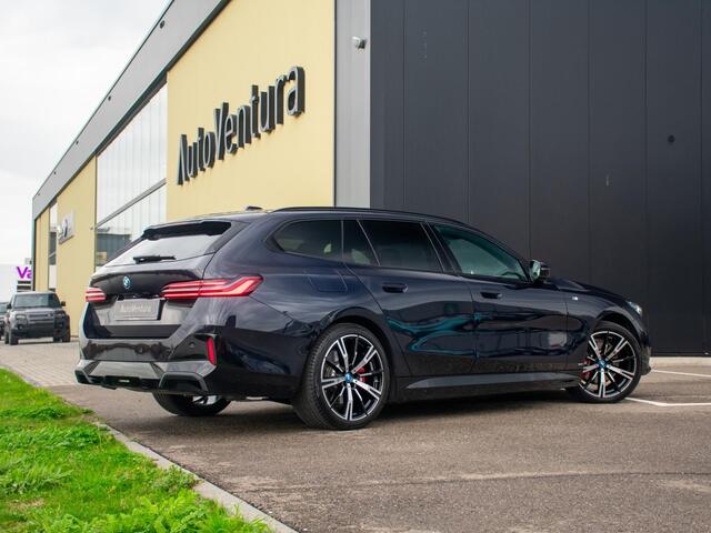 BMW 5-SERIE Touring 530e l Trekhaak l M-sport l Schuif-/kantel pano dak l Adaptive LED l Head-Up l 360 Camera l Stoelventilatie