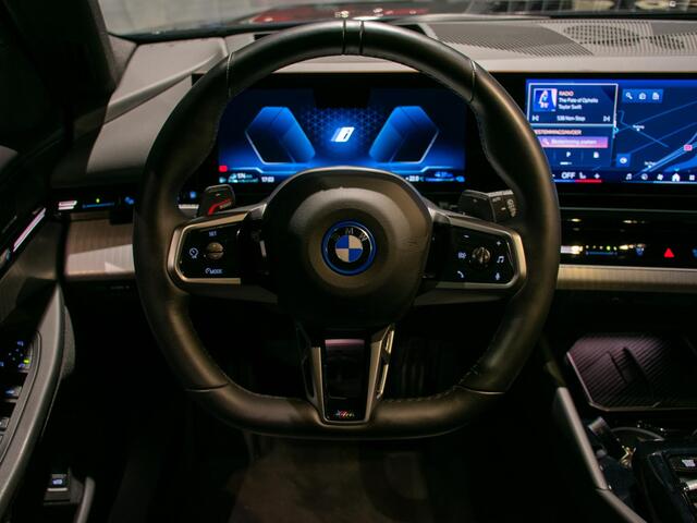 BMW 5-SERIE Touring 530e l Trekhaak l M-sport l Schuif-/kantel pano dak l Adaptive LED l Head-Up l 360 Camera l Stoelventilatie